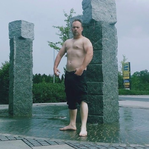 Alapítója a Köröskényi Net-nek.